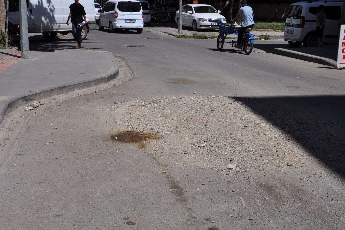 Vatandaşlar mucur bırakılan yolun asfaltlanmasını istiyor Vatandaşlar mucur bırakılan yolun asfaltlanmasını istiyor
